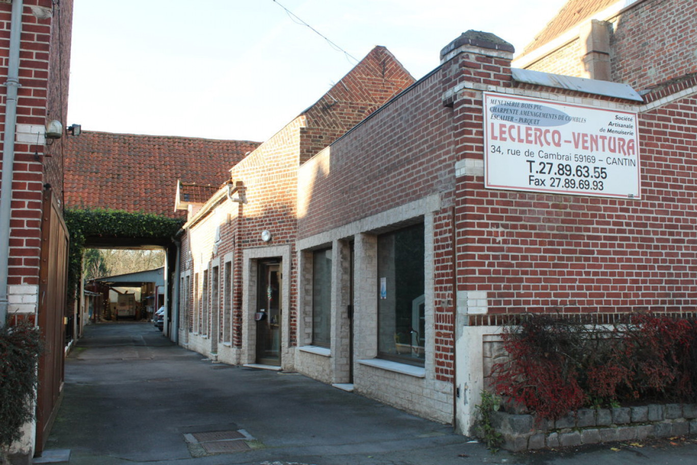 Une vue imprenable sur l’axe Douai-Cambrai et bientôt un showroom en façade.