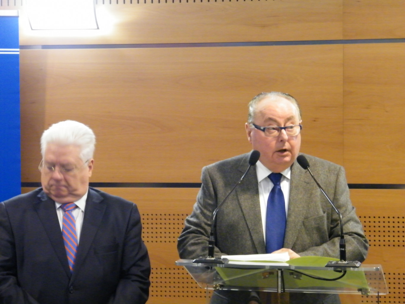 « Dominique Dupilet, président du département et Michel Lefait, député de Saint-Omer et vice-président du conseil Général chargé de la communication ».