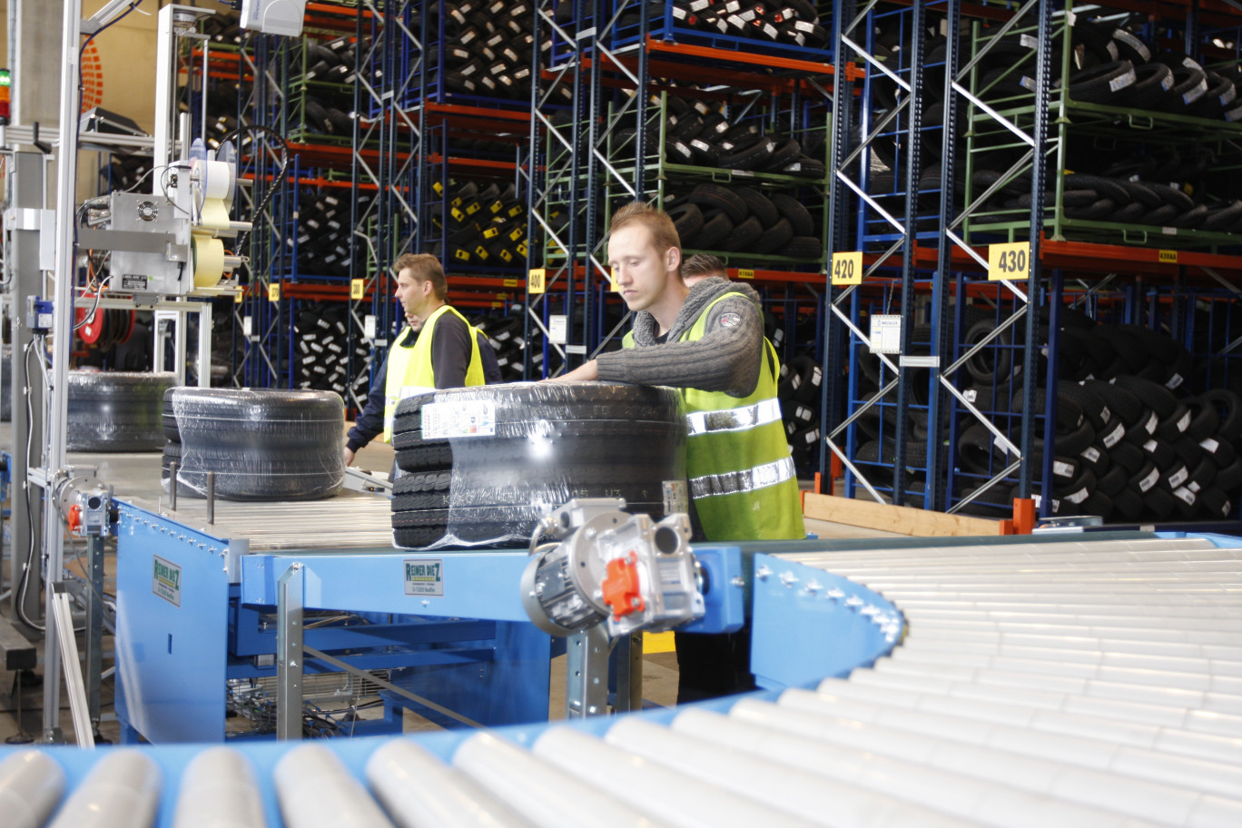 Chaque jour, le service logistique envoi des milliers de pneumatiques partout en France. En période chargée se sont plus de 10 000 pneus qui entrent et sortent quotidiennement de l'entrepôt.