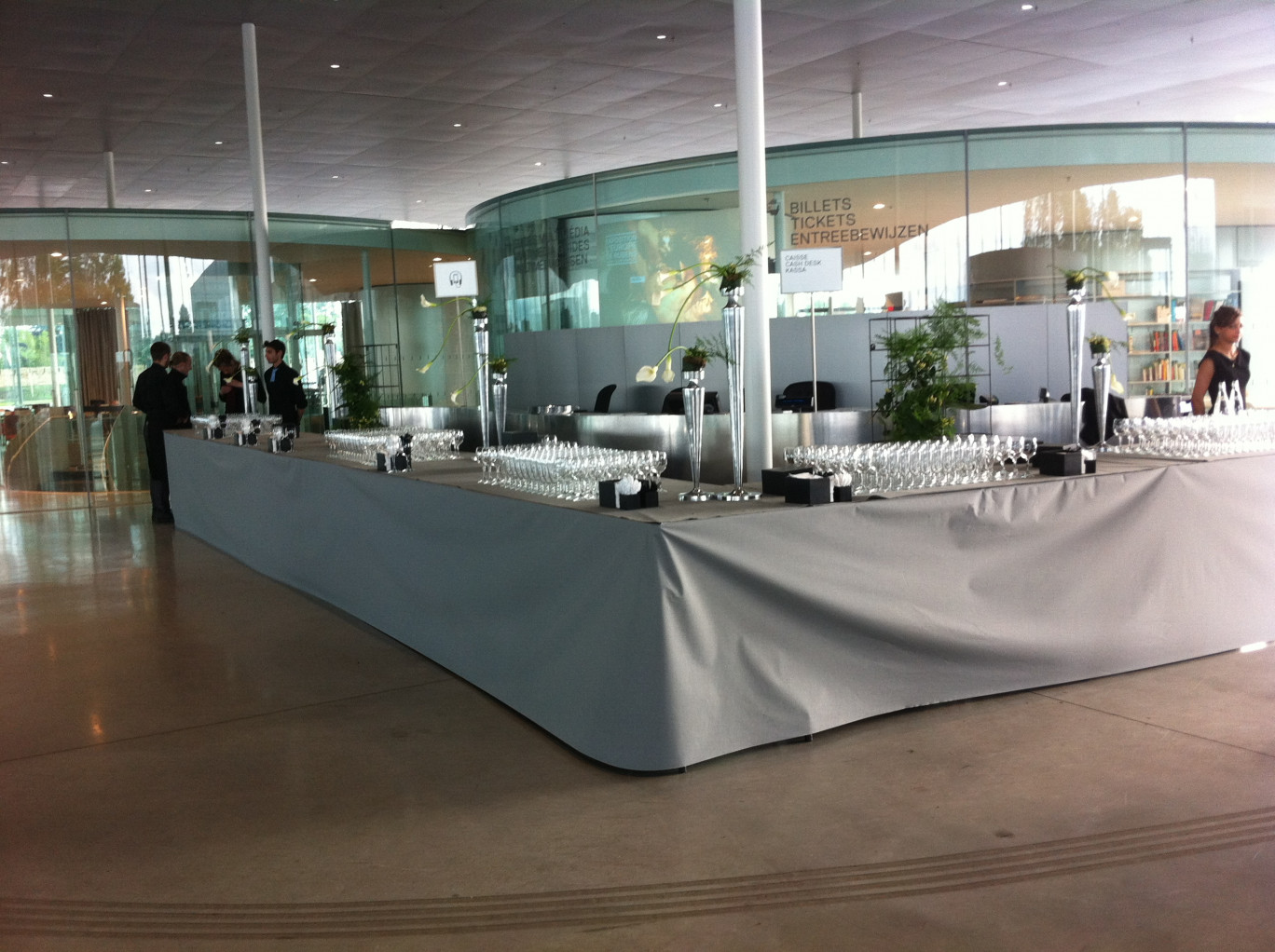 « Le Louvre-Lens souhaite être reconnu comme un lieu unique, dans l'offre évènementielle régionale. Ici, hall d'accueil de 3600 m2 ».