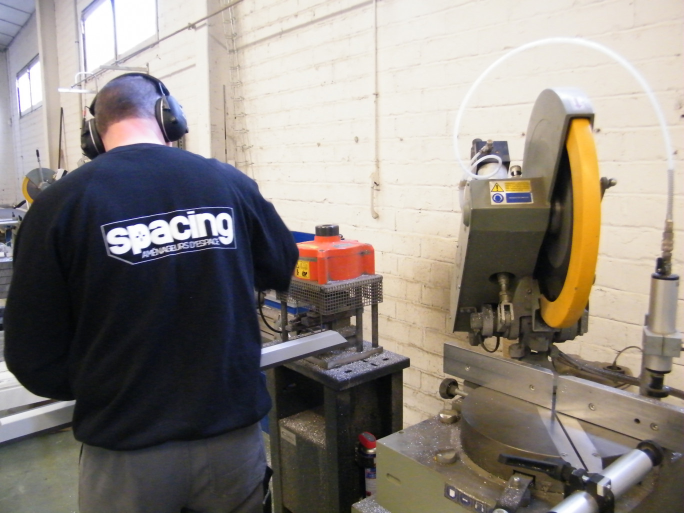 « Fabrication de cloison dans les ateliers de Fleubaix ».