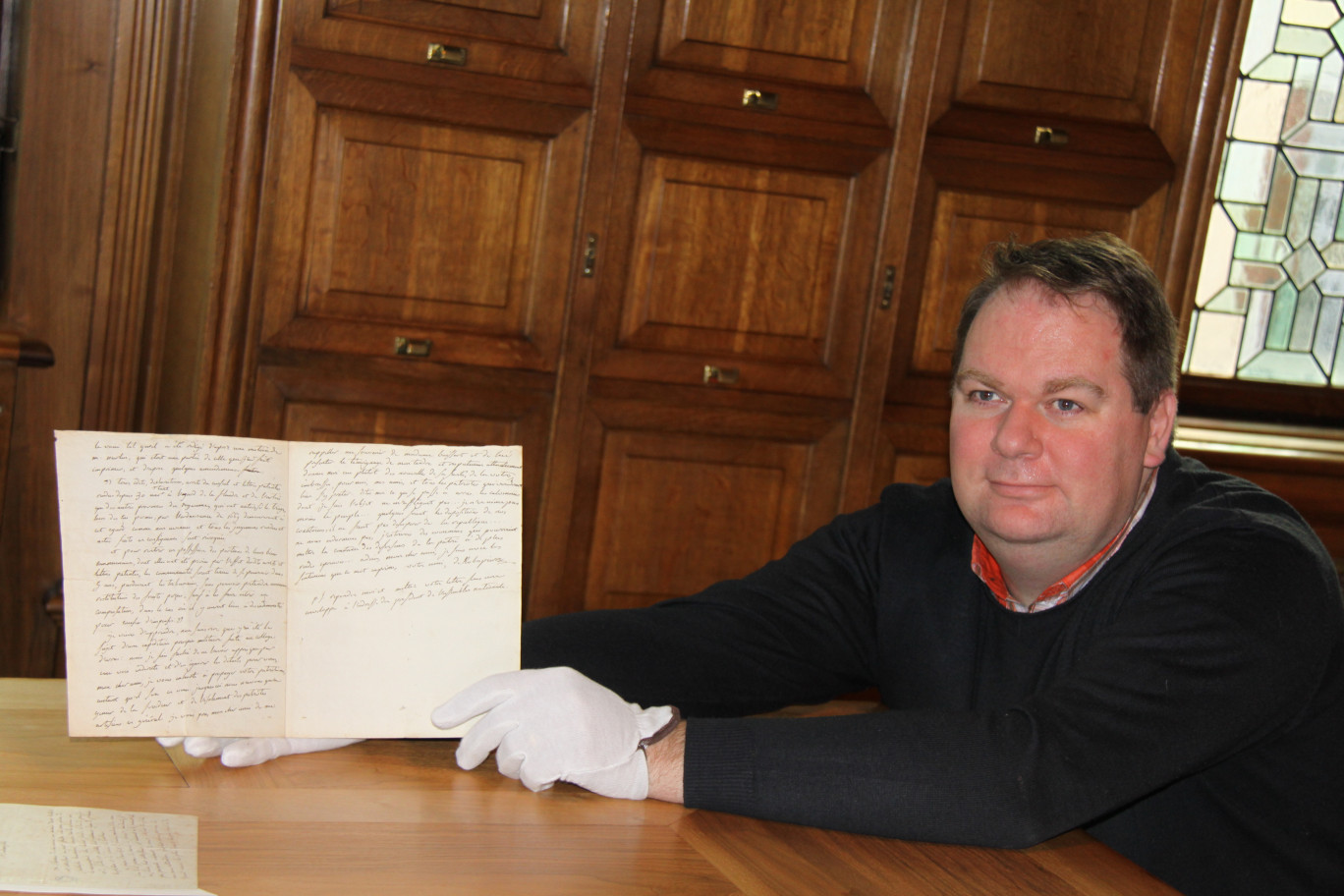 Laurent Wiart, directeur de la médiathèque d’Arras, présente avec fierté ce manuscrit exceptionnel.