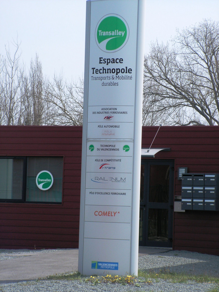 Ce qui a été appelé « l’Espace Technopole Transalley » est pour l’instant hébergé dans des locaux provisoires et modulaires à Famars, à une extrémité du domaine universitaire du Mont Houy, au sud de Valenciennes. Le ferroviaire y est bien représenté.