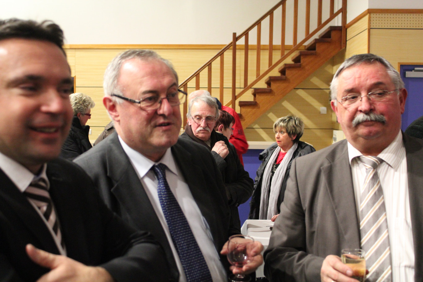 Jean-Jacques Hilmoine, président de la CC Fruges à droite et Joël Duquénoy, président de la CASO, au centre, lors du verre de l’amitié.