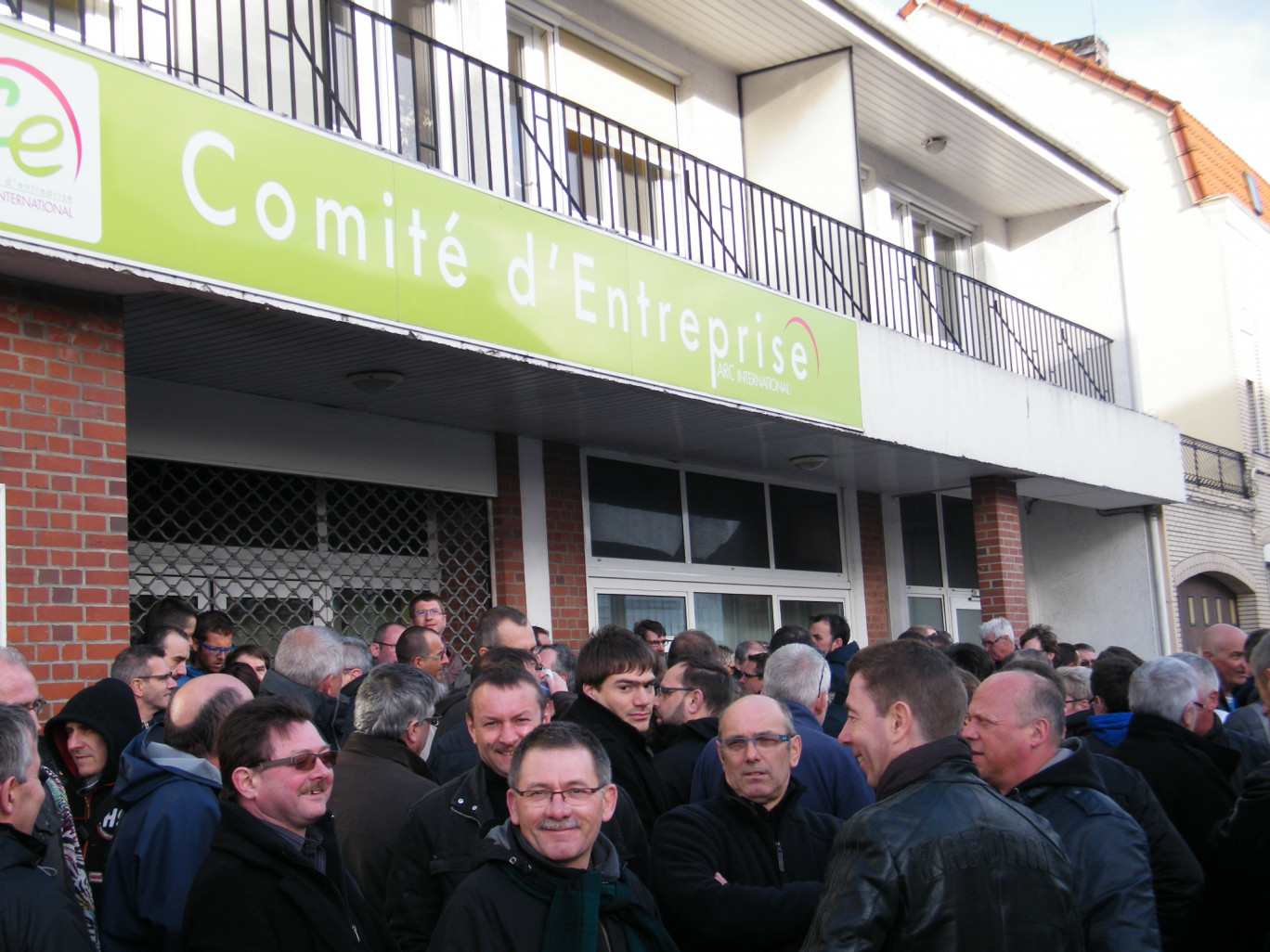 « Rassemblement des salariés du service support devant les locaux des syndicats majoritaires d'Arc International le 21 mars dernier à Arques ».