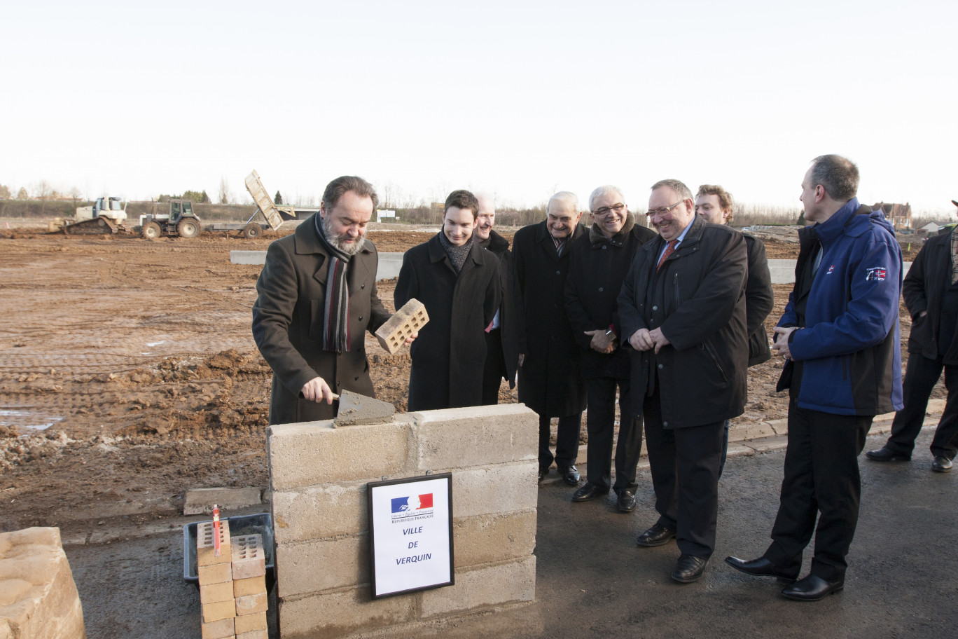 Lors de la pose de la première pierre, les dirigeants du futur Intermarché ont maçonné des briques au même titre que Thierry Tasset le maire de Verquin ou encore qu’Alain Wacheux président d’Artois Comm..