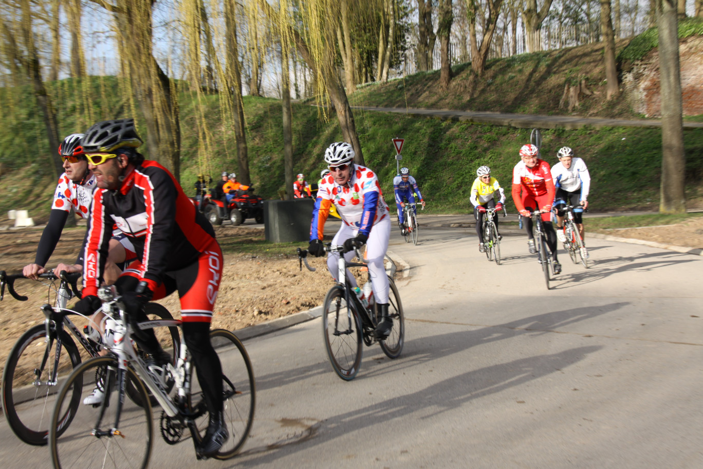 Les coureurs à l’entrée du site historique de la Citadelle.