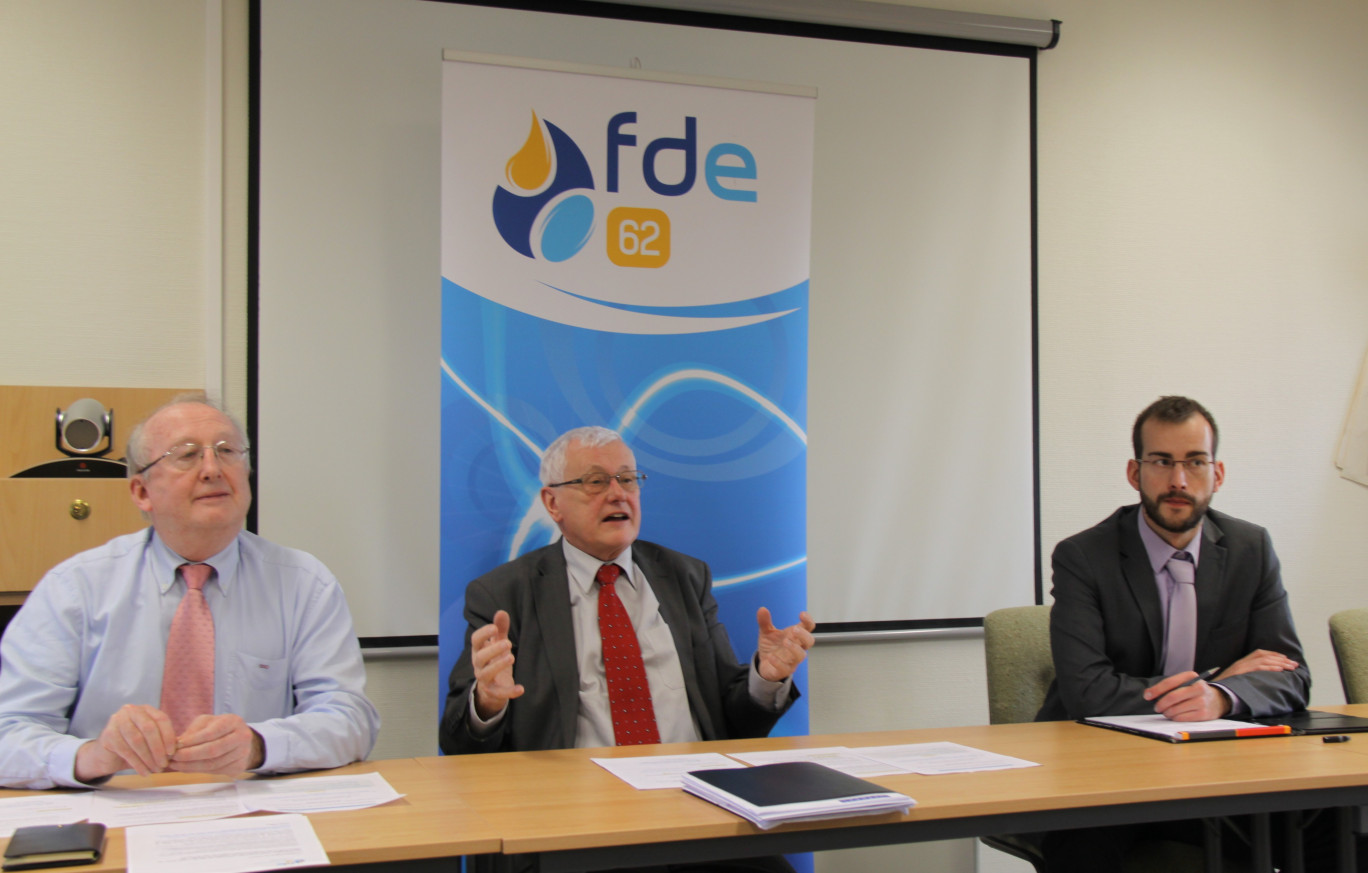 Michel Sergent, président de la FDE 62, a présenté  avec passion le projet de groupement de commandes, entouré de Jean-Claude Jury, chargé de mission (à gauche) et d’Eric Telliez,  directeur.
