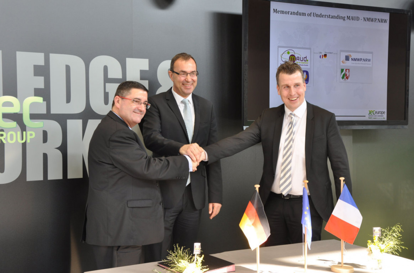 Olivier Varlet, directeur du pôle Maud (à gauche) et son homologue allemand Harald Cremer, ont signé cet accord important pour la collaboration entre les deux régions française et allemande.