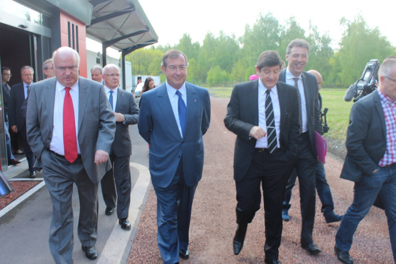 Alain Bocquet (gauche) a présenté le site à Martin Bouygues (centre) avec l’aide de Patrick Kanner heureux de retrouver, lui, « son » éléphant de la mémoire qui a finalement échoué à Arenberg où il est très utile aux tournages…