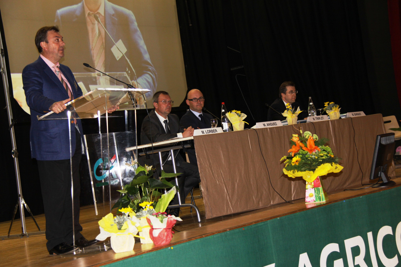 De gauche à droite : Hubert Triplet, président de la caisse locale d’Arras, Éric Lorber, directeur de secteur Artois, David Hanquez, directeur du groupe d'agences Arras Bachelet, et  Frédéric Baraut, directeur général adjoint du Crédit Agricole Nord de France. 