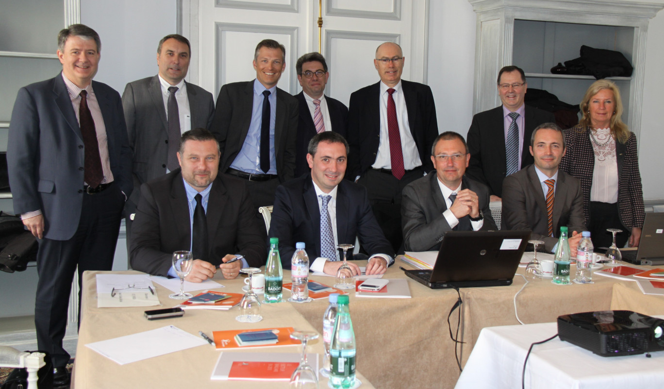 Lors de l’assemblée générale, l’équipe du comité local des banques de l’Artois pose avec les intervenants avant de démarrer leurs travaux.