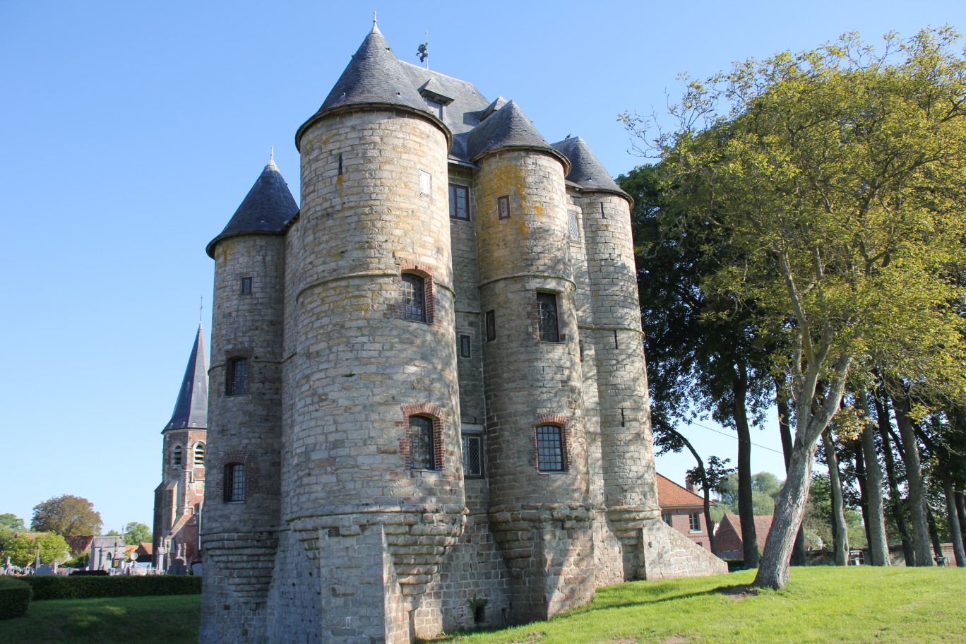 Le donjon de Bours a été édifié au XIVe siècle et il a hébergé ces dernières années les services municipaux. Une nouvelle page s’ouvre pour ce magnifique vestige du Moyen-Âge.