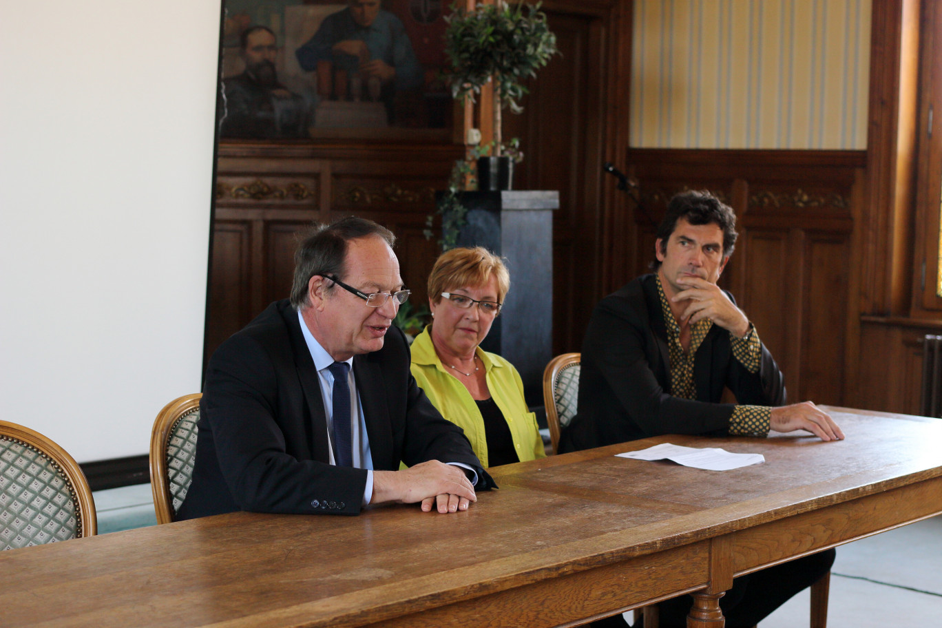 Philippe Kemel, député maire de Carvin a été attentif aux interrogations des commerçants représentés par Jeannine Debaisieux et Philippe Cardon.