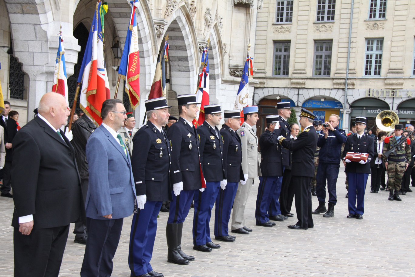 Une médaille pour acte de courage et de dévouement a été remise à un gendarme par Denis Robin, préfet du Pas-de-Calais.