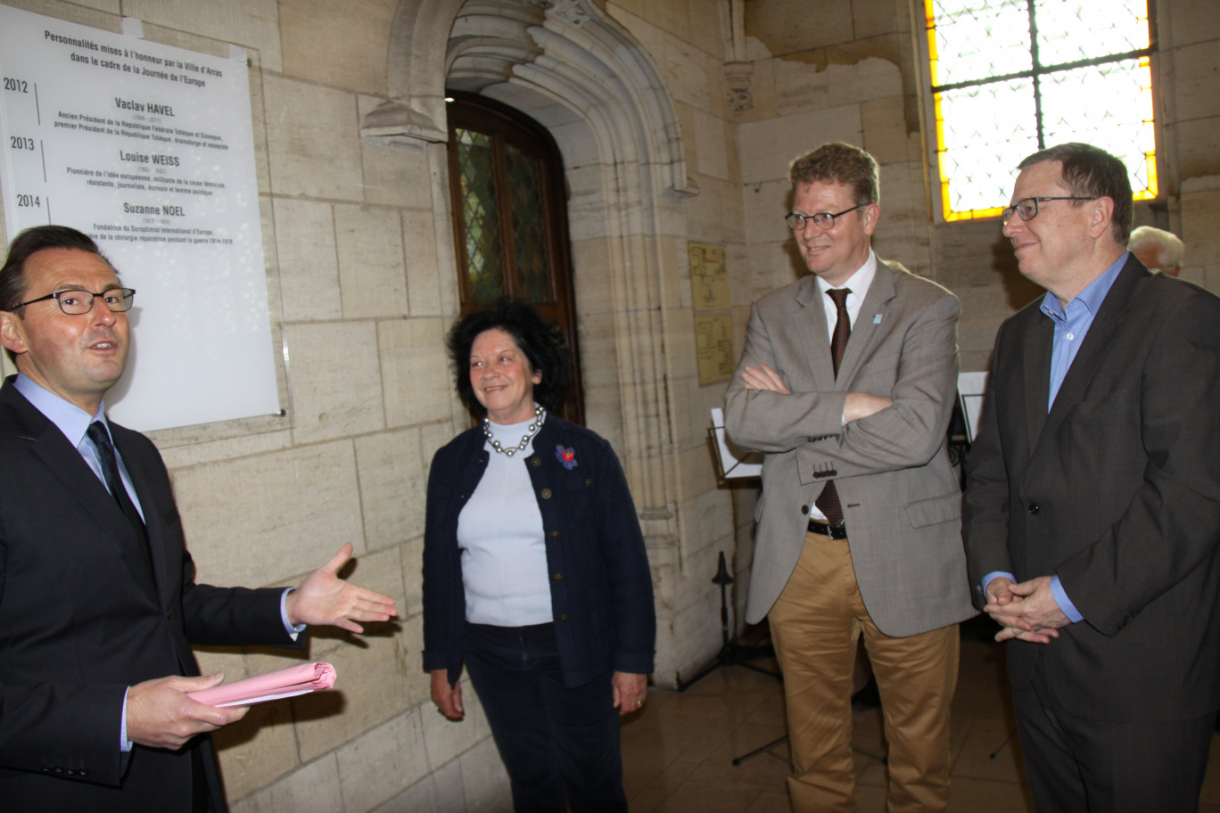 La plaque commémoratrice a été dévoilée avec Danièle Lamoril, représentante du club Soroptimist d’Arras, en présence (de gauche à droite) de Fréderic Leturque, maire d’Arras, Denise Bocquillet, 211ère adjointe,  Marc Desramaut, conseiller municipal délégué à la communication, au protocole et au centenaire 14-18, et de Philippe Rapeneau, président de la Communauté urbaine. 