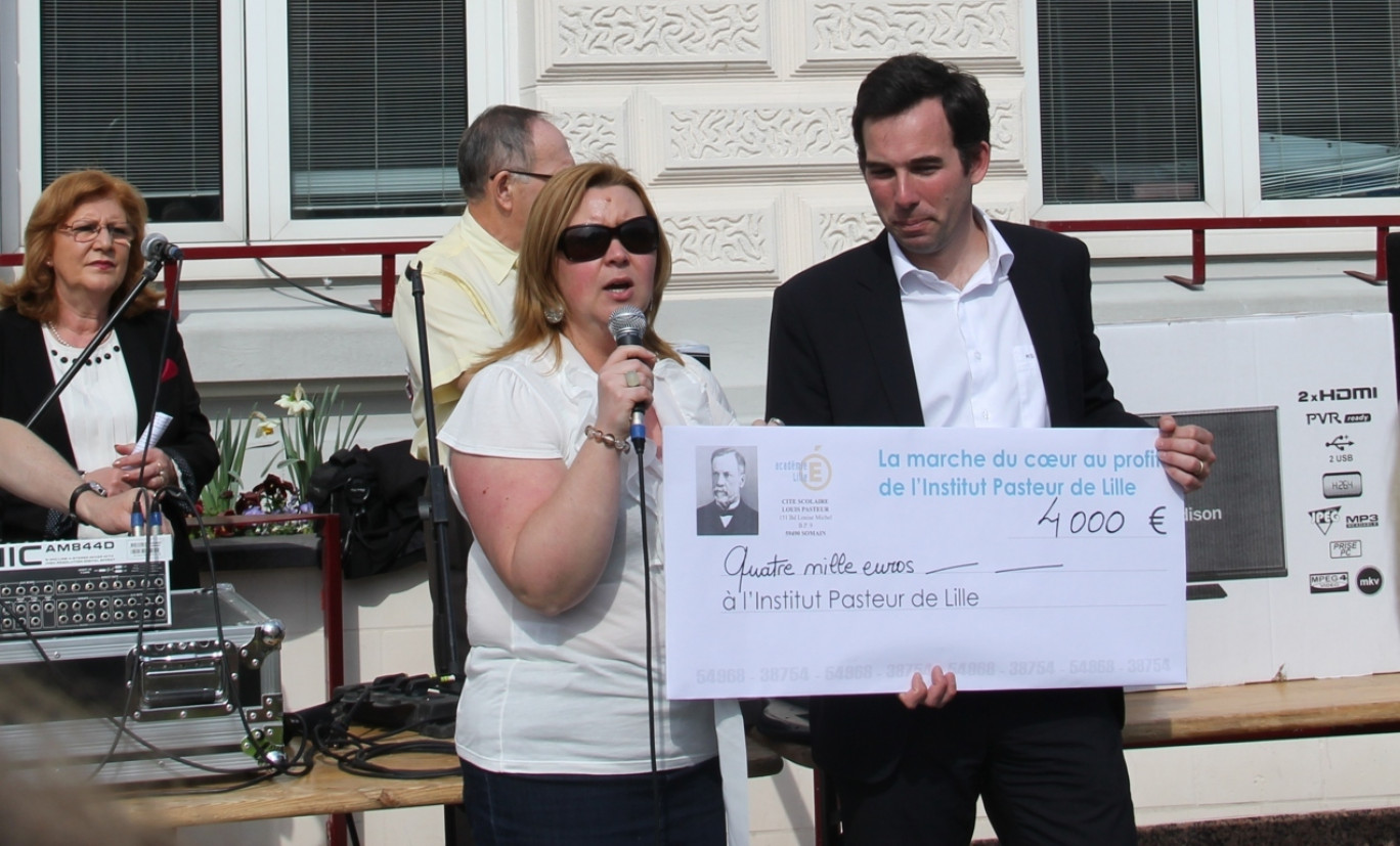 M.Sidrot a reçu un don de 4 000 € des mains des responsables du Collège Pasteur de Somain, via une double opération (à Lille et à Somain) à caractère pédagogique à laquelle ont participé des collégiens motivés par la recherche.