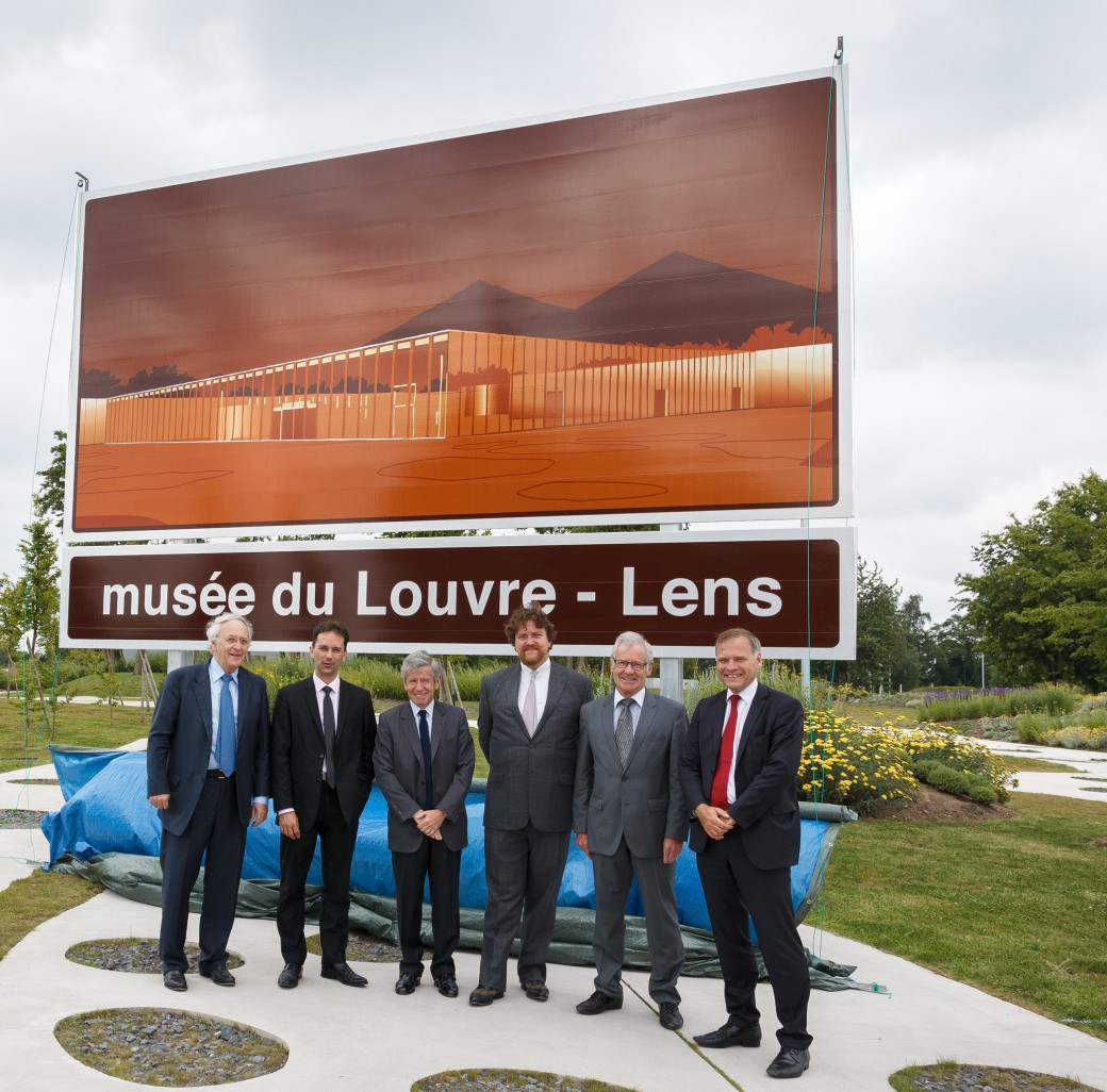 Les panneaux ont été dévoilés en présence de (de gauche à droite) Daniel Percheron, président du Conseil régional, Sylvain Robert, maire de Lens, Alain Minc, président du groupe SANEF, Xavier Dectot, directeur du Louvre-Lens, Georges Pochon, adjoint au Maire de Lens et Frnçois Gauthey, directeur général du groupe Sanef.