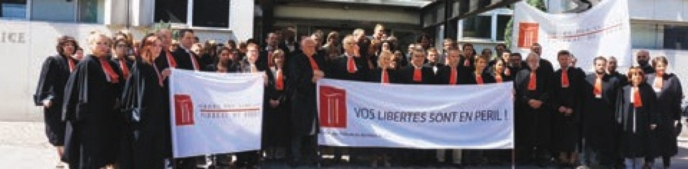 Mobilisation des avocats le 1er juillet, devant le TGI de Lille, avec un rabat rouge en signe de contestation.