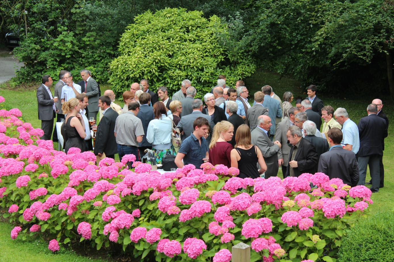 Après l'AG et le passage de témoin, les membres de droit partagent le verre de l'amitié dans le parc du Château Luthun​.