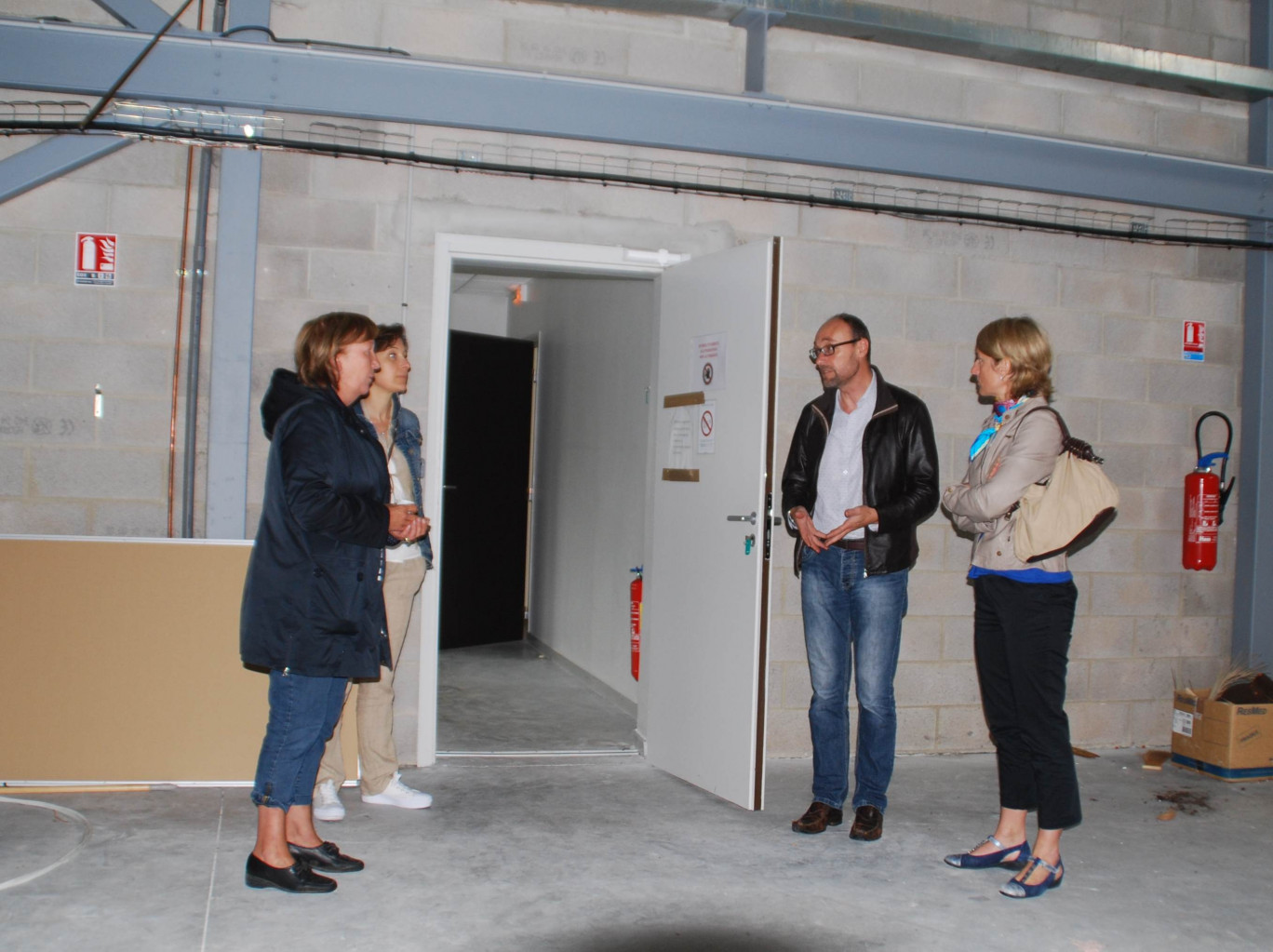 Christophe Debavelaere, au centre, a fait visiter son espace à des responsables d’entreprises d’insertion du Boulonnais à la recherche de locaux adaptés.