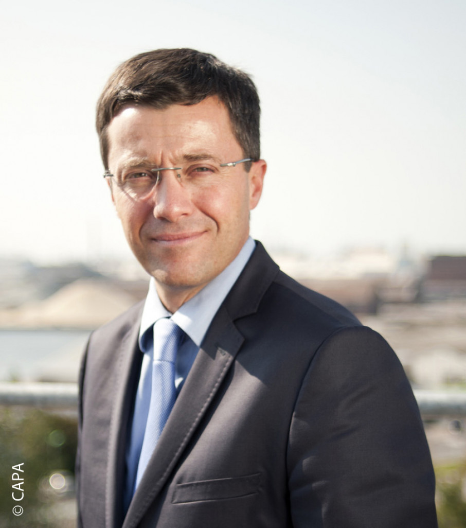 Stéphane Raison avait été directeur général par intérim du Grand Port Maritime de Dunkerque, entre août 2011 et mars 2012 et directeur de l’aménagement et de l’environnement du GPMD, de janvier 2009 à mars 2012.