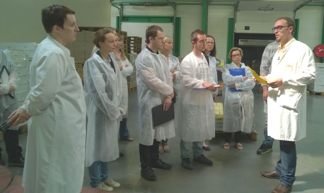 Sous forme d’un rallye, 32 alternants ont visité des entreprises arrageoises (ici chez Cocorette à Ste-Catherine-les-Arras) par groupe de 8 jeunes.