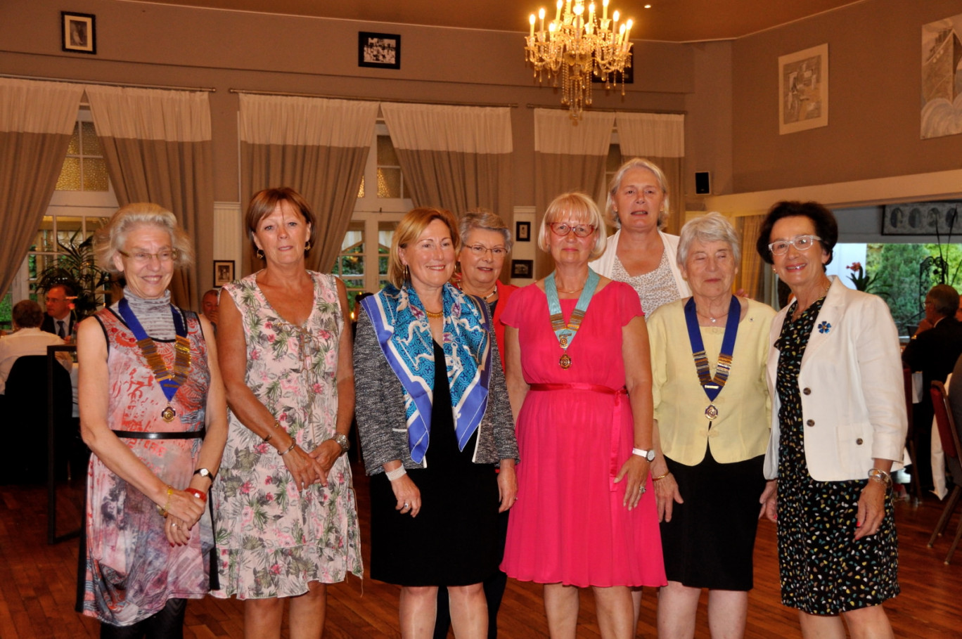 Après la transmission du collier de gouverneur, l’équipe du District 67 d’International Inner Wheel a pris la pose : de gauche à droite, Véronique Descamps, éditrice, Fernande Bourlet, relations internationales, Marie-Lise Baly, immédiate past Gouverneur, Danielle Dubois, trésorière,  Anne-Marie Lambin, gouverneur, Danièle Solau, protocole, Janine Le Gentil, responsable internet, Véronique Wilhelem, vice-gouverneur.