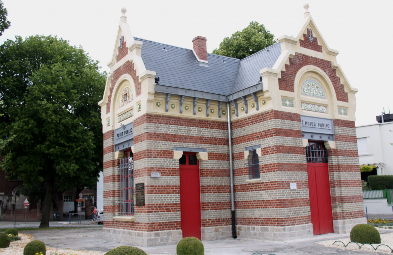 Le poids public à l’entrée de la Grand’Place à Arras au début du siècle dernier et après sa rénovation par les Compagnons du tour de France.