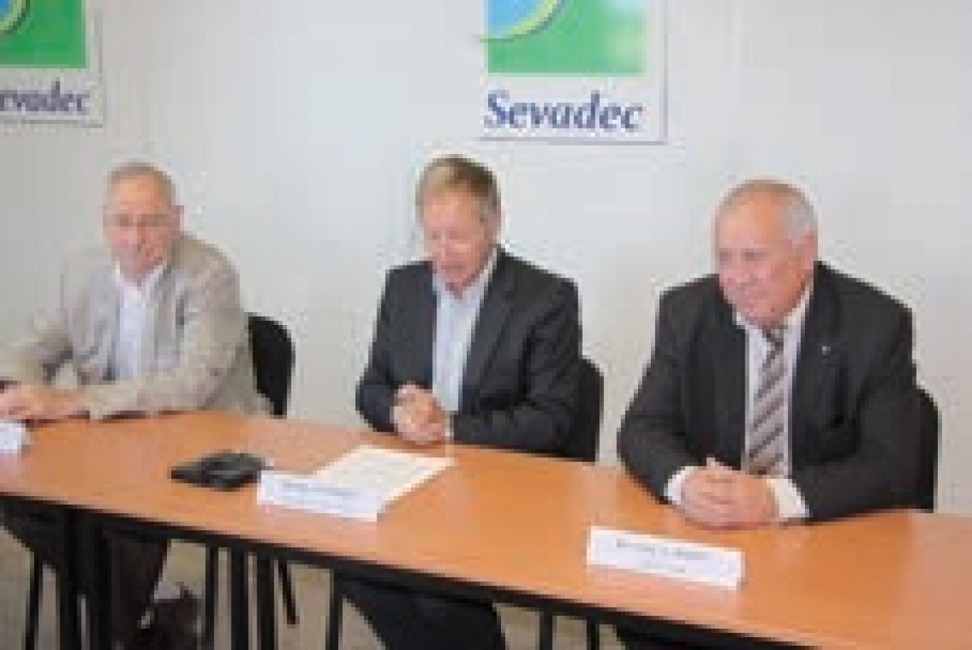 Le président Guy Allemand (au centre), maire de Sangatte, entouré de deux de ses vice-présidents : Marc Boutroy (à gauche), maire d’Escalles, et Jean-Luc Marot (à droite), maire de Pihen-les-Guînes. 