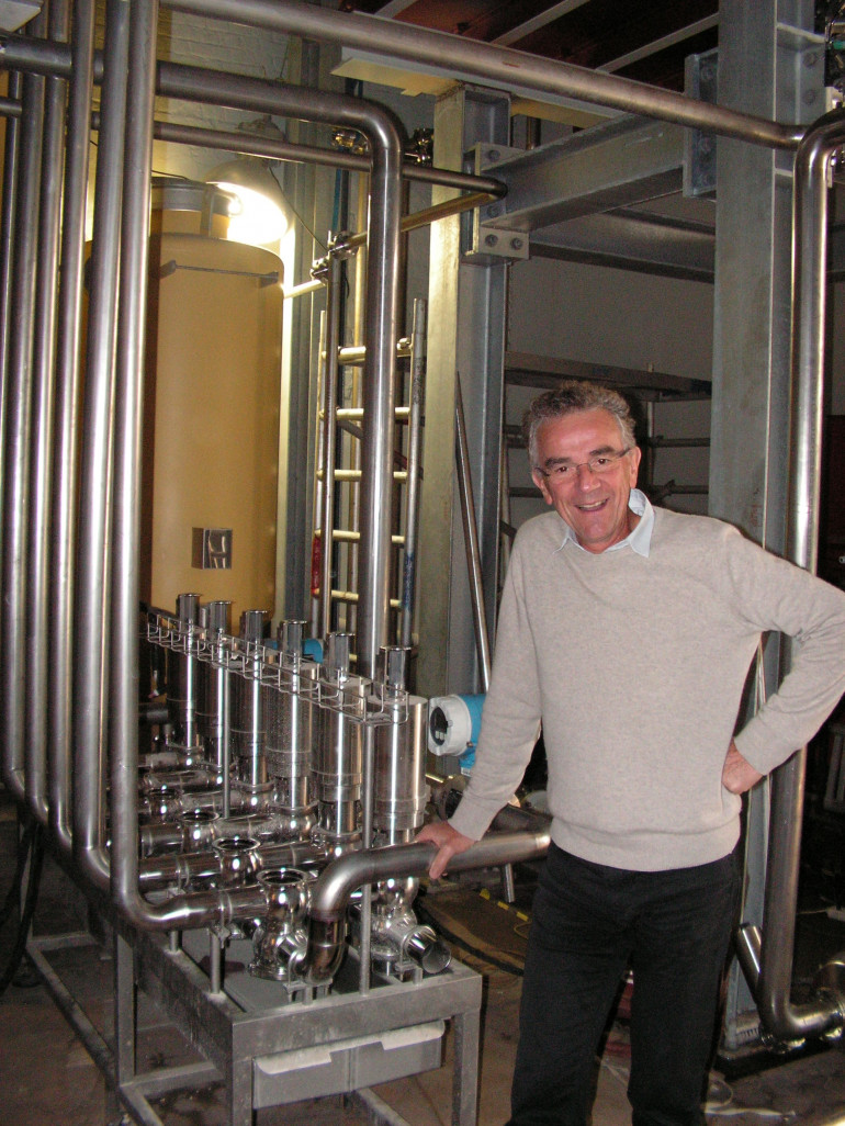 Raymond Duyck, l’actuel patron de la brasserie. Les tuyaux en inox sont ceux de la future salle de brassage en construction en front de rue. Ils étaient en cours de branchement fin août.