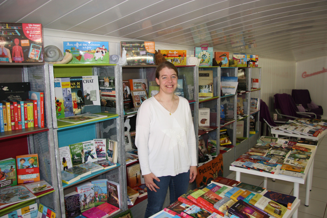 Hélène Boin-Jacquart au sein de son rayon librairie.