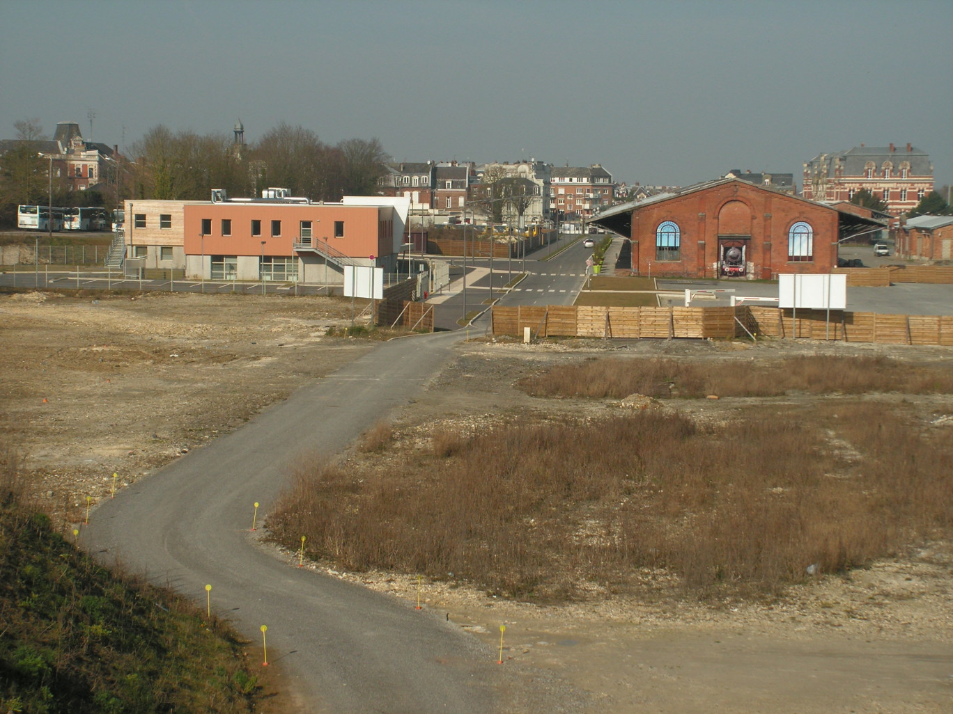 Sur cette photo prise en mars, on aperçoit l’ancienne halle SNCF, Pôle Emploi, la voie nouvelle. La halle agro alimentaire est prévue à gauche au premier plan et le bâtiment CCI à droite.