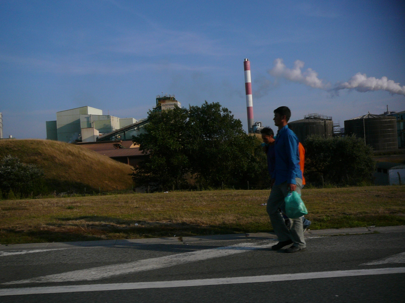 « Devant le site de Tioxide dans al zone d'activité industrielle des Dunes à Calais ».