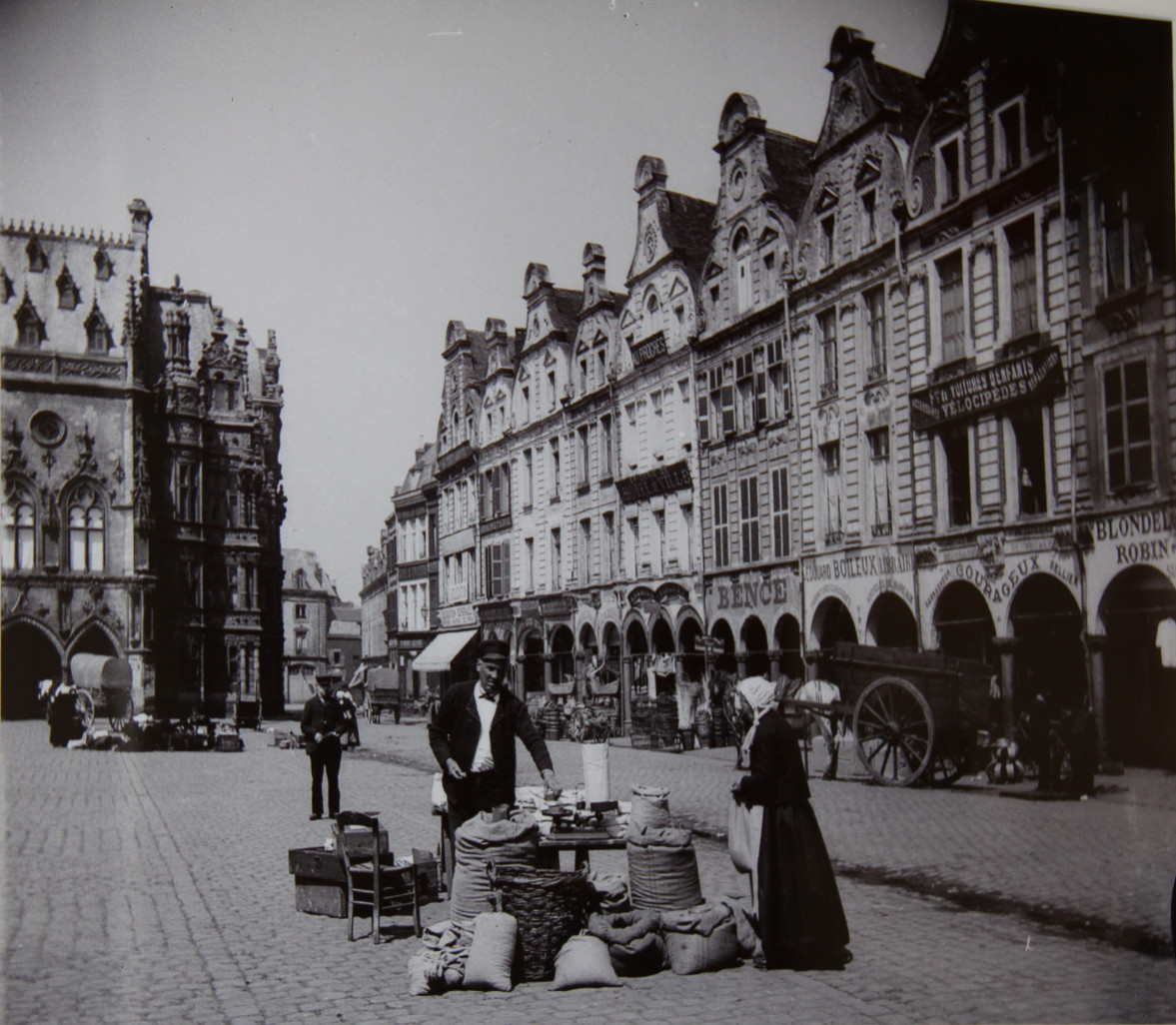 Cette photo prise par Joseph Quentin est une magnifique illustration de l’activité commerciale des marchés sur la Petite Place (place des Héros) d’Arras.