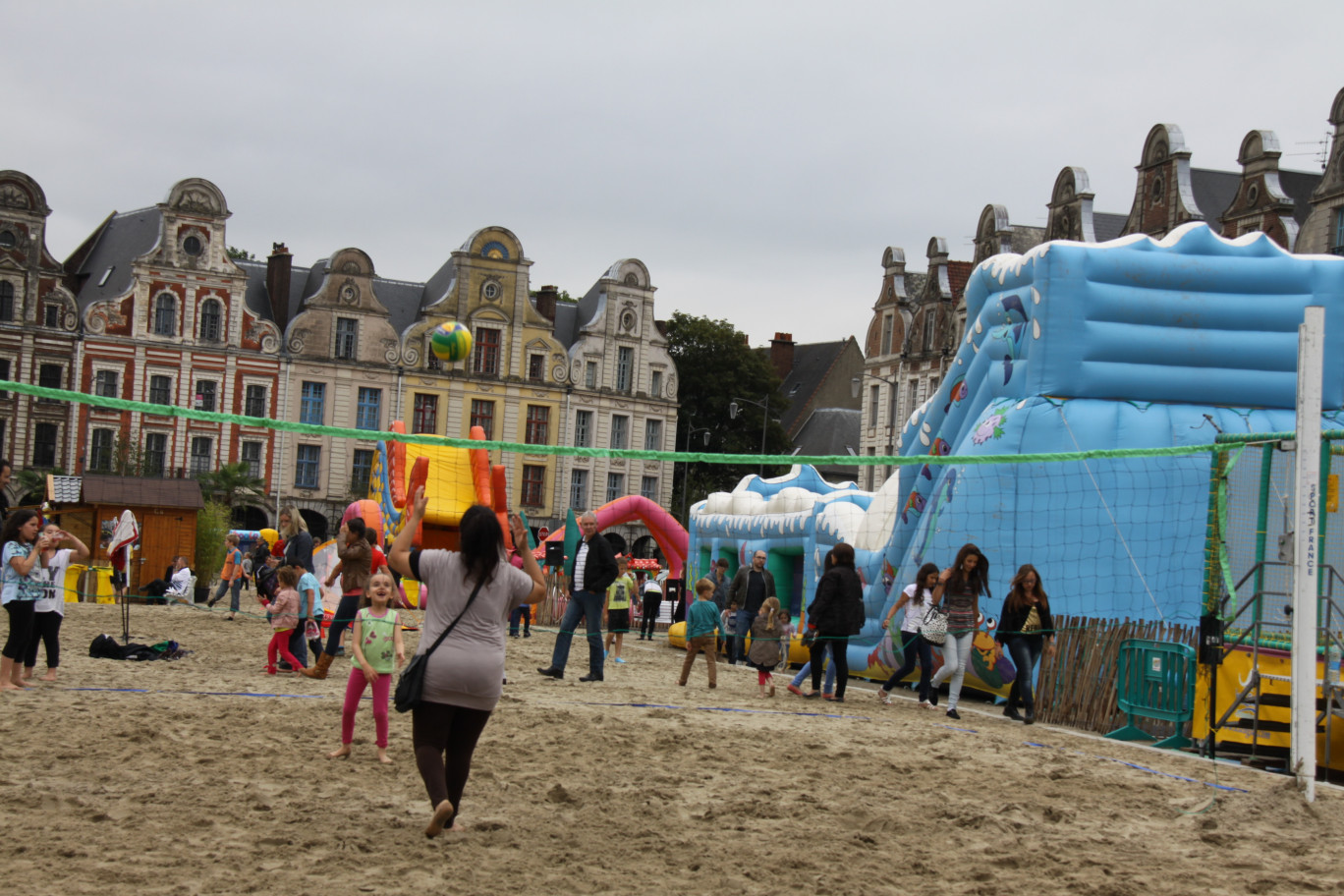 Dans le décor toile de fond unique de la Grand‘Place, l’énorme toboggan gonflable était réservé aux enfants de 7 à 12 ans. Le beach-volley, grand classique d’Arras on the beach, fut très prisé par les sportifs de tout âge et les clubs sportifs arrageois.