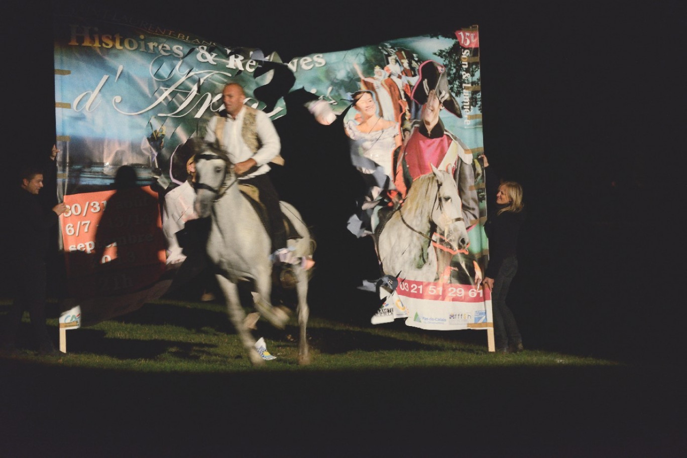 L’une des scènes marquantes : le cheval Cador qui est la propriété de l’Association, transperce en fin de show l’affiche géante du son et lumière Histoires &amp; Rêves d’Artois. 