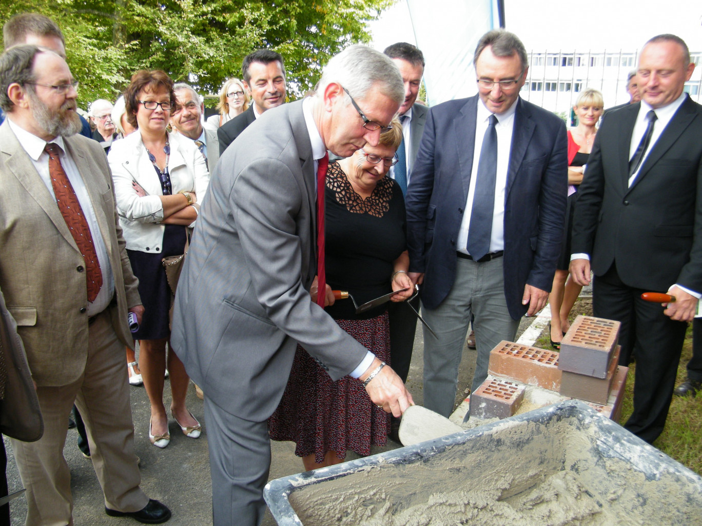 « Michel Dagbert, président du Conseil Général du Pas-de-Calais, pose la première pierre de la reconstruction du collège Belrem à Beaurainville ».