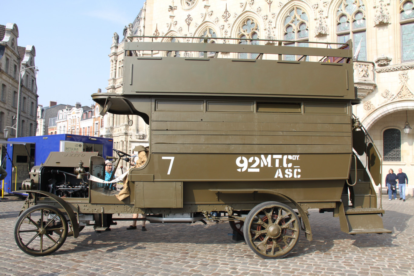 L’hôtel de ville d’Arras a servi de décor pour la présentation du « Battle bus » aux Arrageois.