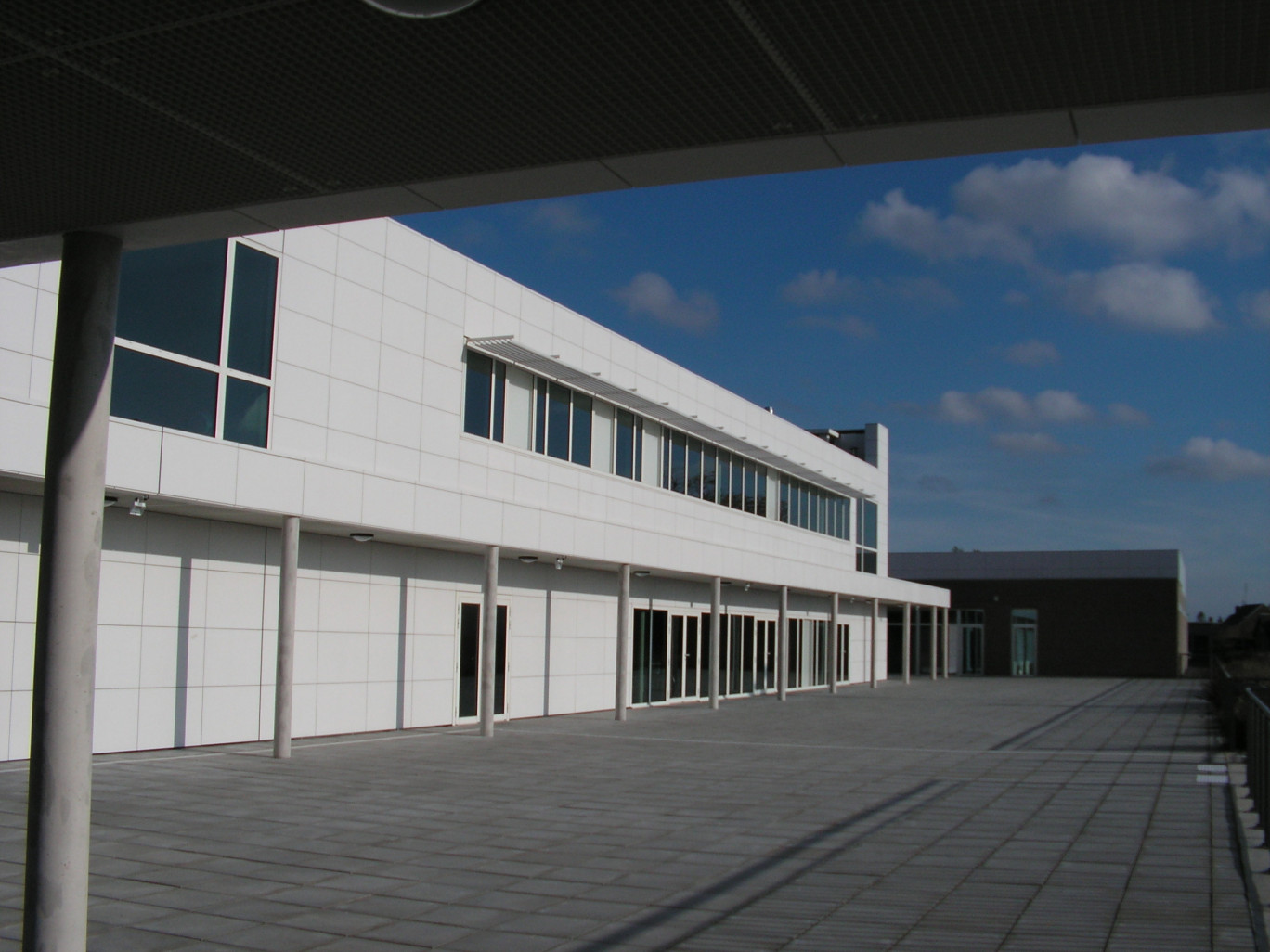 Le site de l’antenne de l’URMA a été bâti sur 4 hectares, représente 7000 m2 de locaux et se situe pas loin de la gare de Caudry. Pôle Emploi doit ouvrir bientôt un nouveau site à proximité.