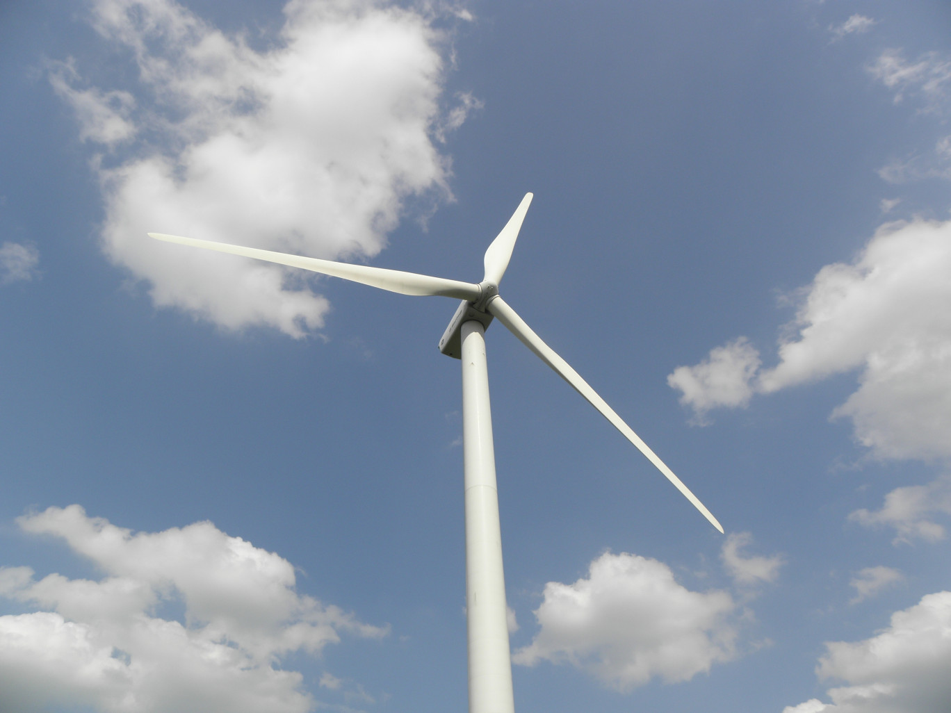 Selon les directives européennes, d’ici à 2020 les États membres devront produire un minimum de 20 % d’énergies renouvelables. Les champs éoliens sont avec le photovoltaïque une des plus importantes sources de production.
