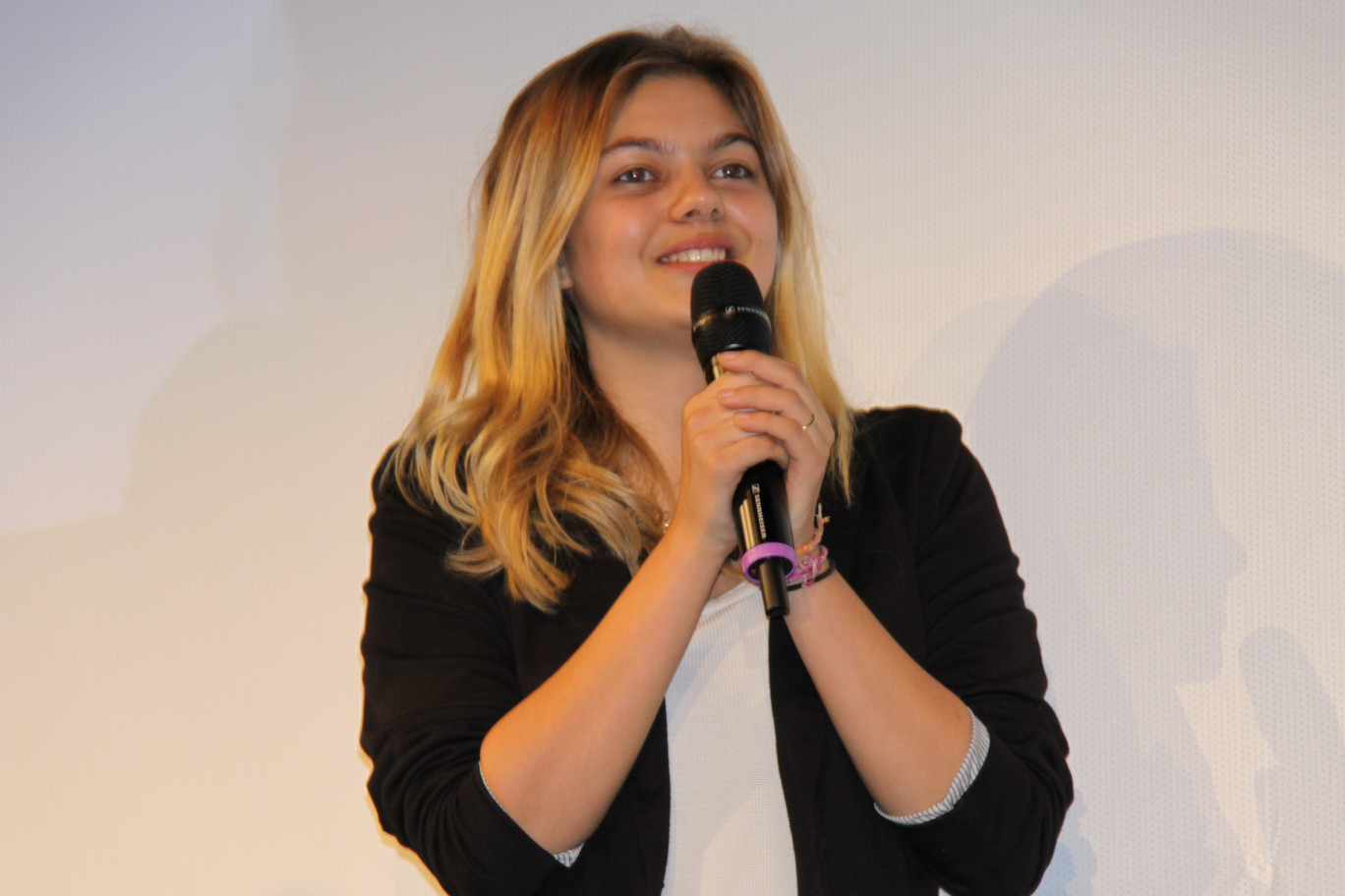 Lors de la soirée d’ouverture, quelques clients de BNP Paribas ont découvert la jeune actrice Louane Emera qui a présenté son 1er rôle (Paula) dans le film  La famille Bélier réalisé par Eric Lartigau. 