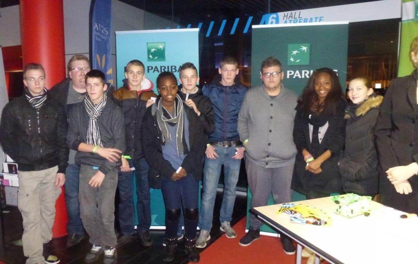 Un groupe de jeunes invité par BNP Paribas avant la projection du film « A la vie ».