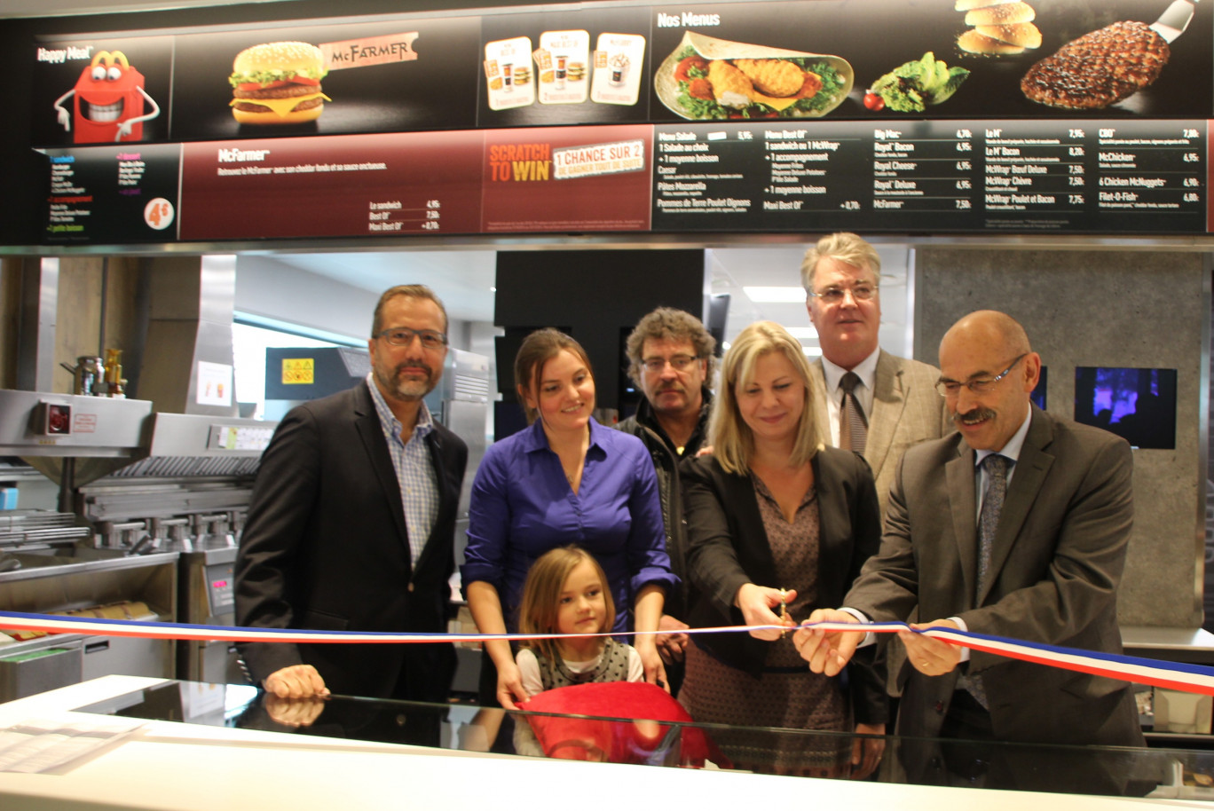 Lors de la coupure du ruban inaugural, de gauche à droite : Benoît et Isabelle Thouvenin, franchisé Mc Do, Stéphane Leclair, propriétaire du futur magasin Leclerc de Bapaume, Cindy Gérard, directrice du restaurant, Jean-Paul Delevoye, président du Conseil économique, social et environnemental (CESE), ancien maire de Bapaume, et Jean-Jacques Cottel, député-maire de Bapaume et président de la Communauté de communes du Sud Artois. 