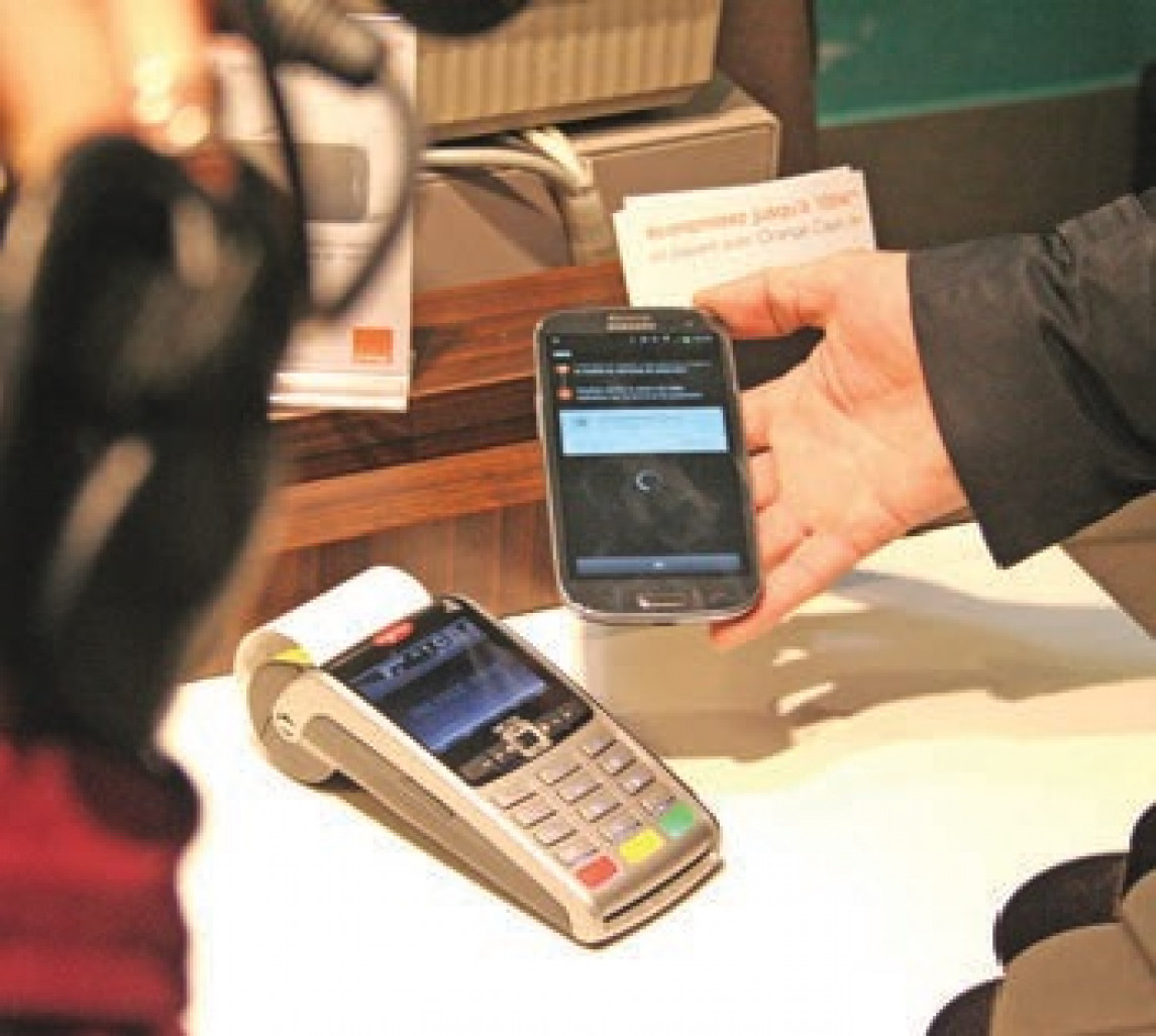 Le paiement se fait par NFC, technologie du sans-contact. 