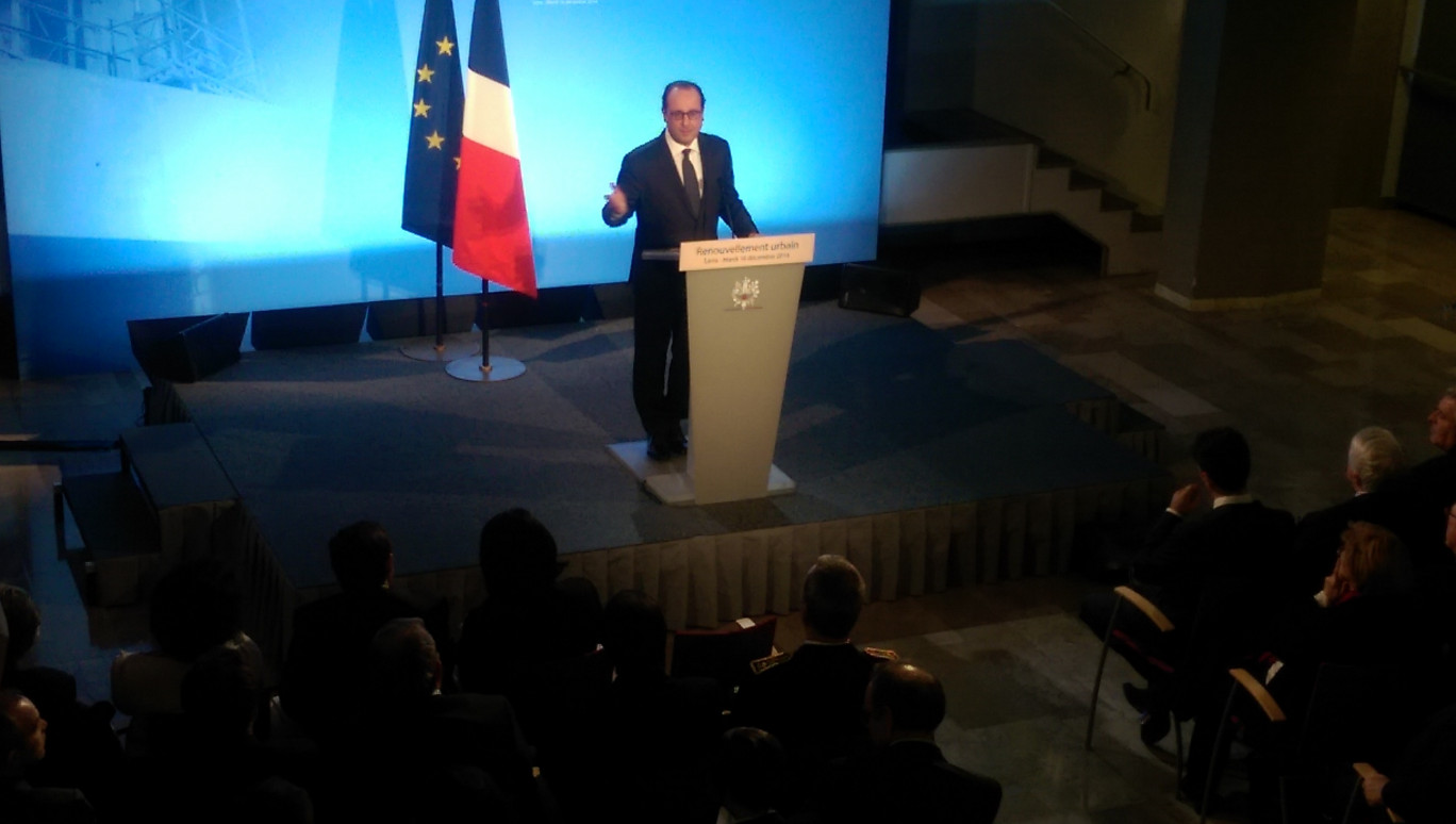 « François Hollande devant les élus du Nord-Pas-de-Calais à Lens le 16 décembre 2014 ».