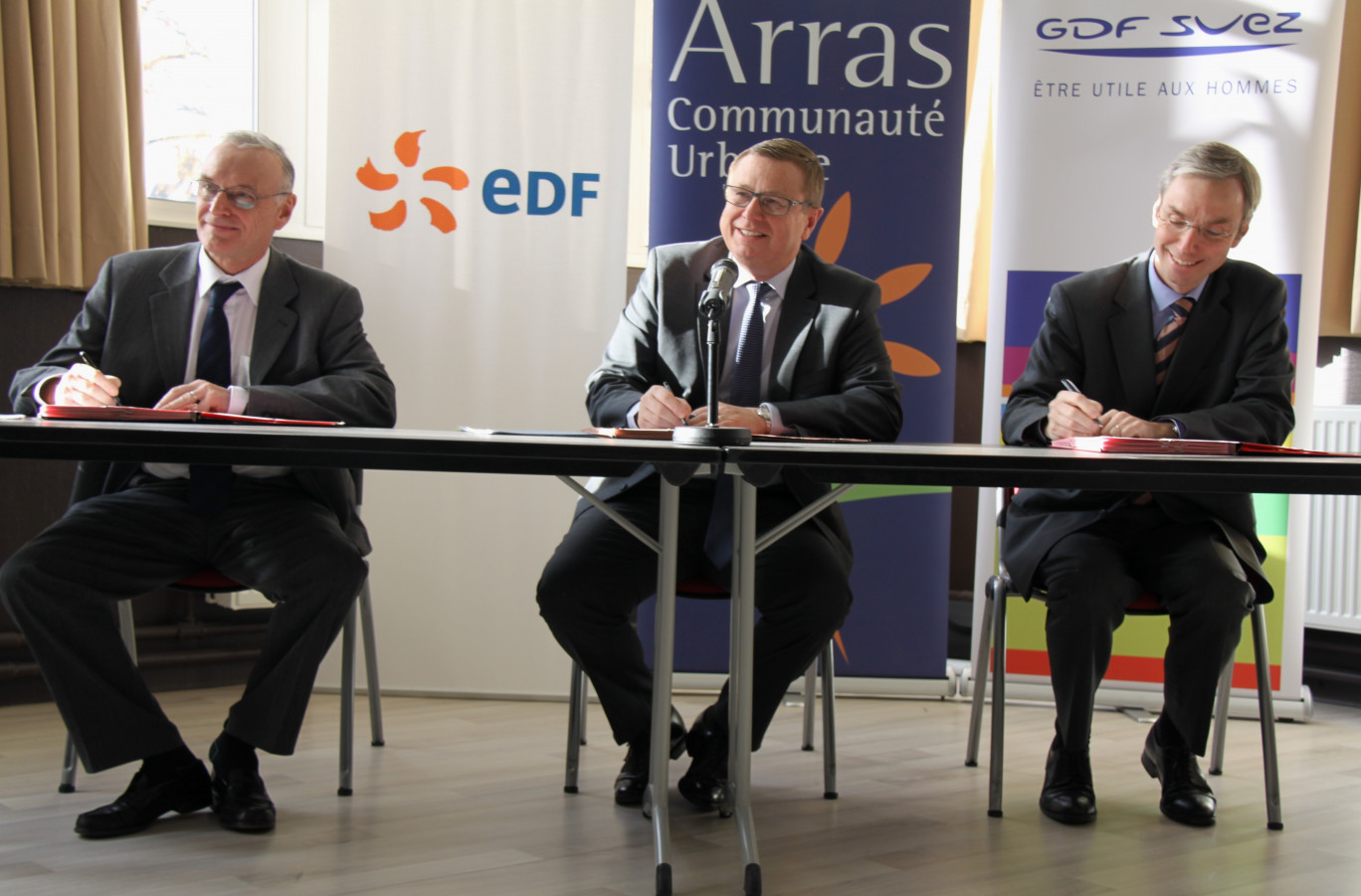 Les signataires de la convention de partenariat (de gauche à droite) : Alain Laruelle, directeur EDF Commerce région Nord-Ouest, Philippe Rapeneau, président de la Communauté urbaine d’Arras, et Pierre-François Chenu, directeur des relations externes de GDF SUEZ.