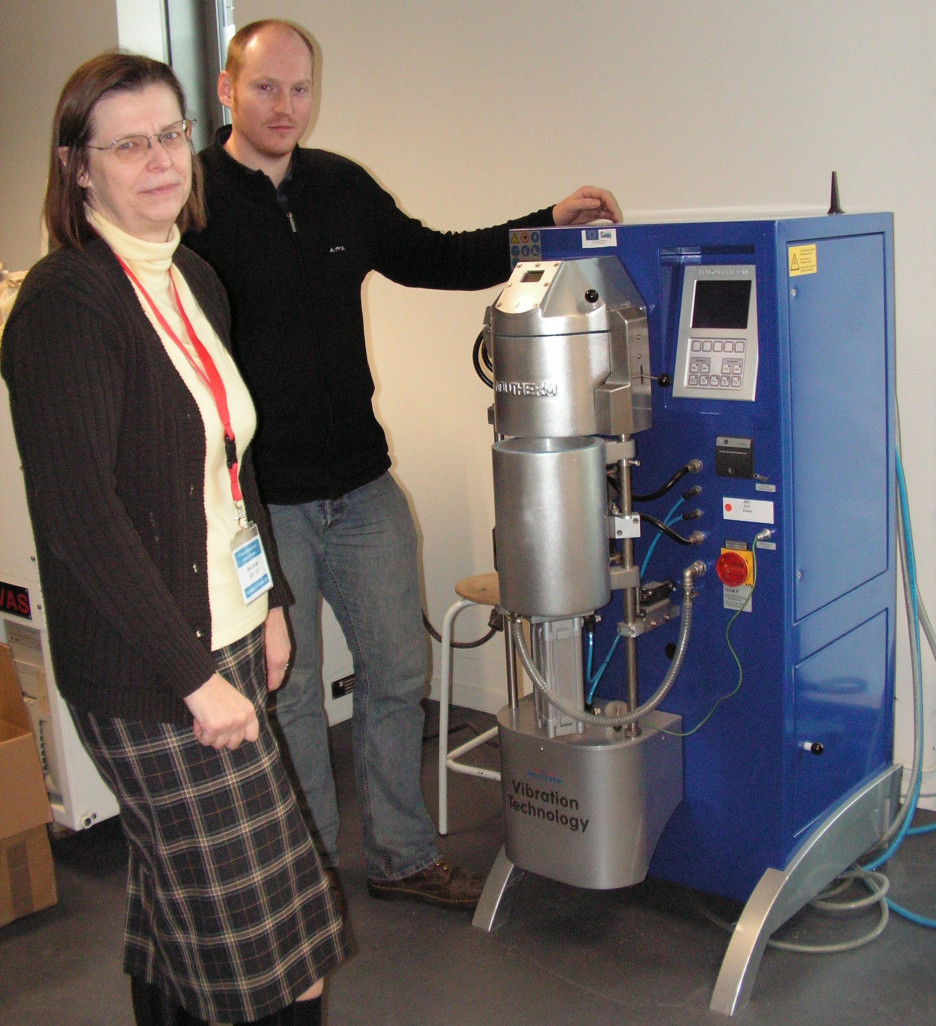 Anne Leriche, la directrice du Laboratoire des matériaux céramiques et procédés associés, en compagnie de Yannick Lorgouilloux, enseignant chercheur. La machine permet de couler du métal dans la céramique.