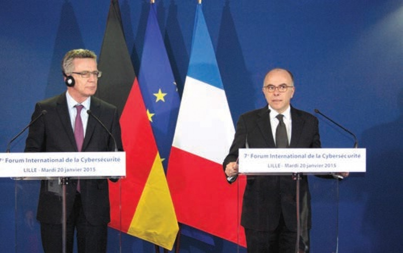Le ministre de l’Intérieur, Bernard Cazeneuve, et son homologue allemand, Thomas de Maizière. 