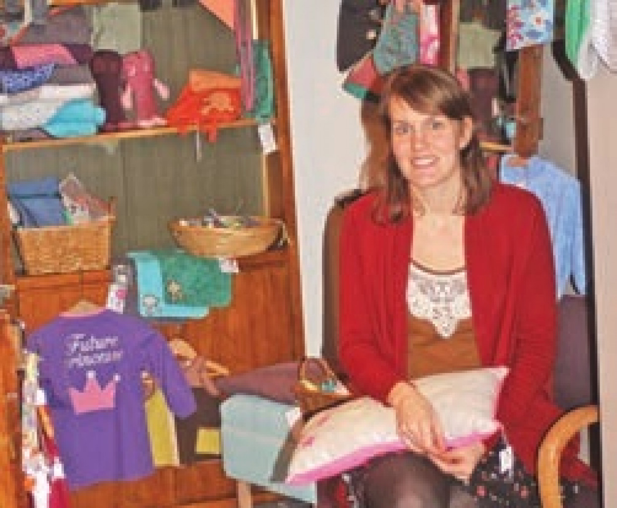 Claire Naye dans le coin création bébé de sa boutique, celui qui remporte le plus de succès.